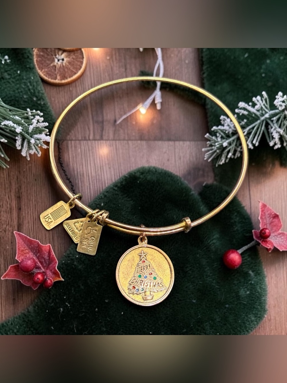 🏷️‼️5/$25🏷️‼️🎄WIND & FIRE🎄Christmas Tree 'Merry Christmas' Enameled Charm Bangle